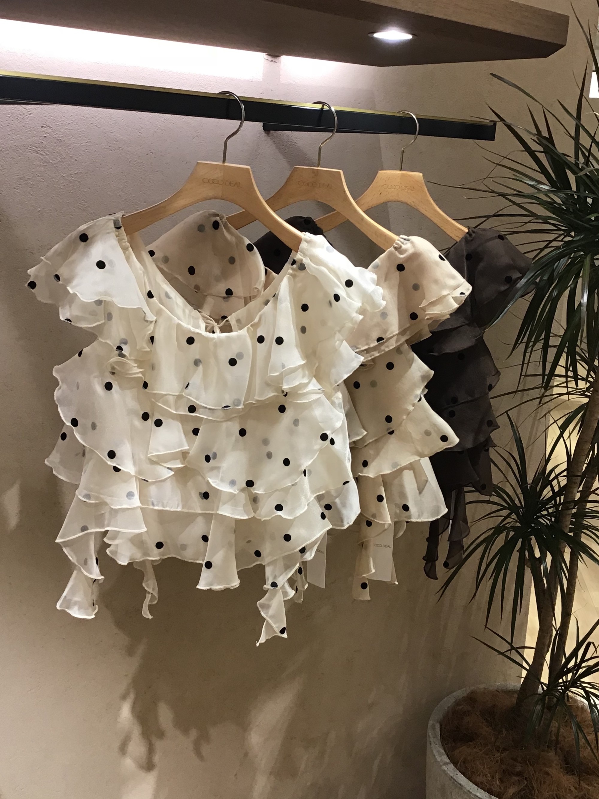 【新作入荷✨】オーガンジーフリルオフショルブラウス