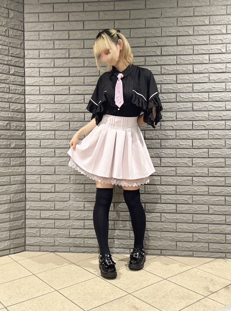 ふわっとしたシルエットが美しいガーリーコーデ
