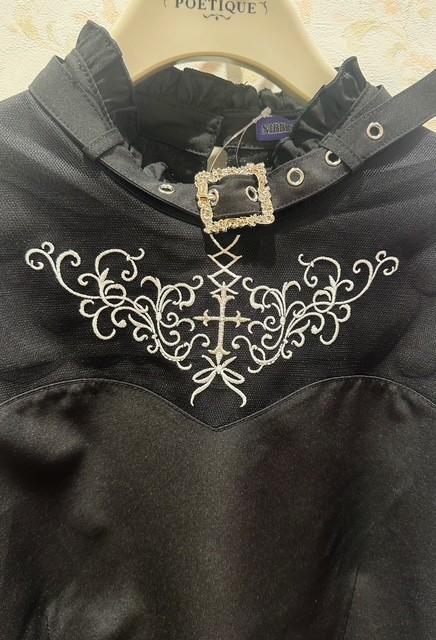 一枚で主役級のゴシックブラウス