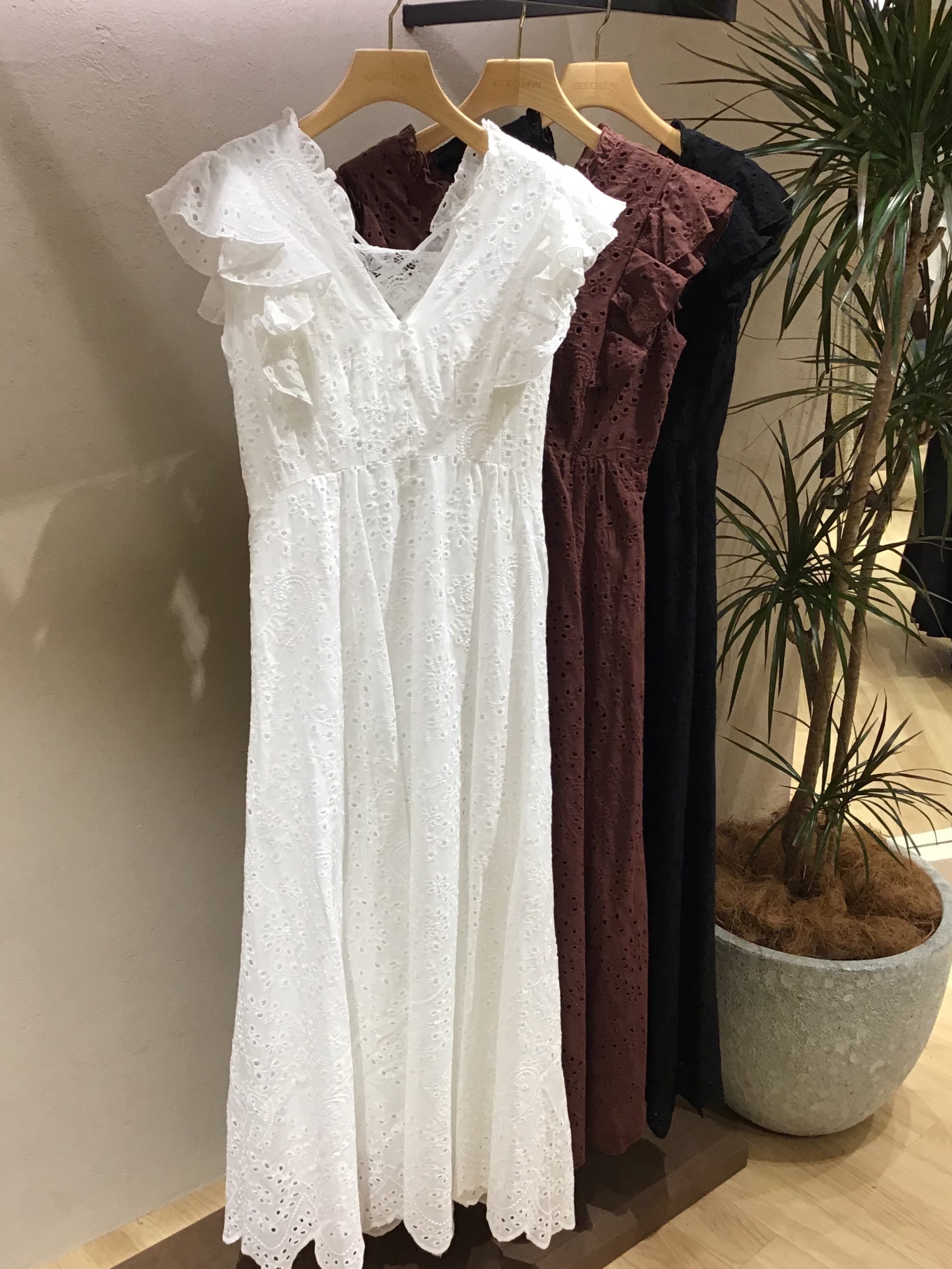 【新作入荷✨】バックシャンエンブロイダリーワンピース