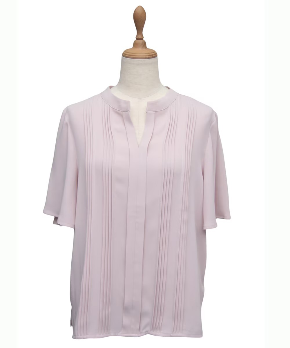 トレンドのピンタックが映えるハンサム顔ブラウス