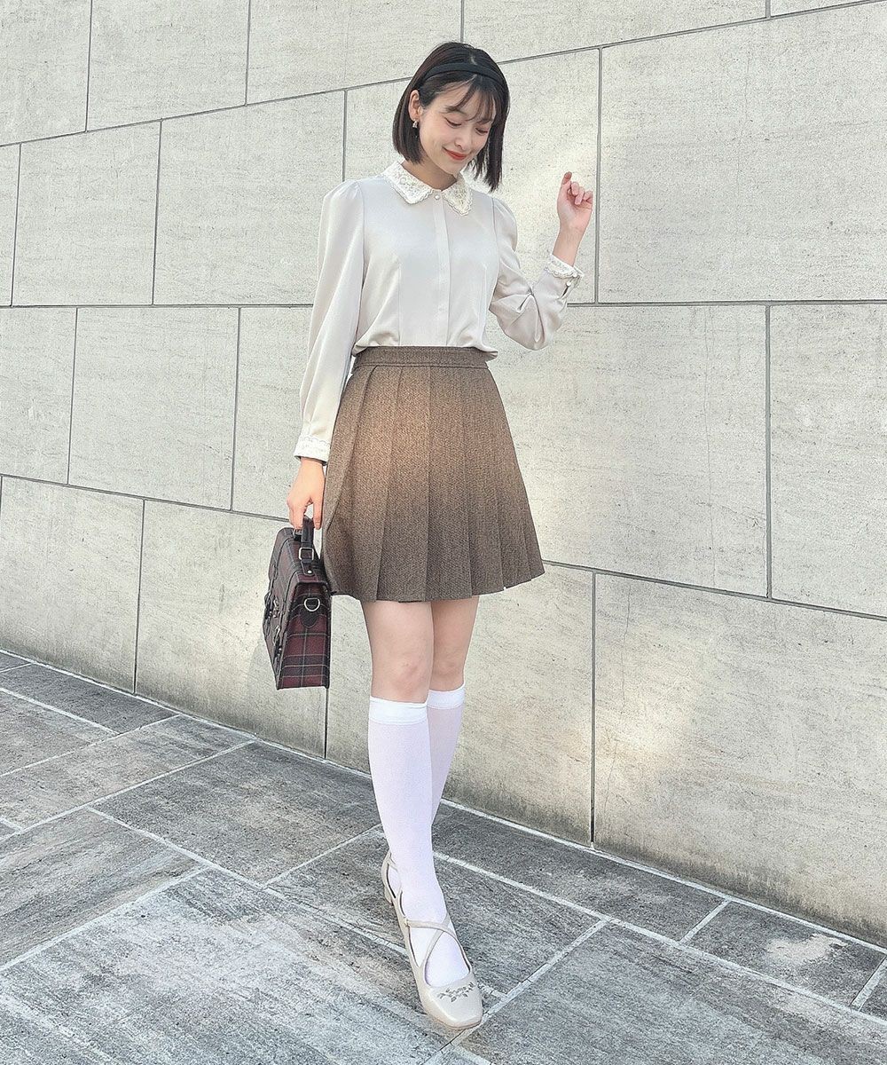 エプロン風のシルエットがとびきりキャッチーなジャンスカ🤎