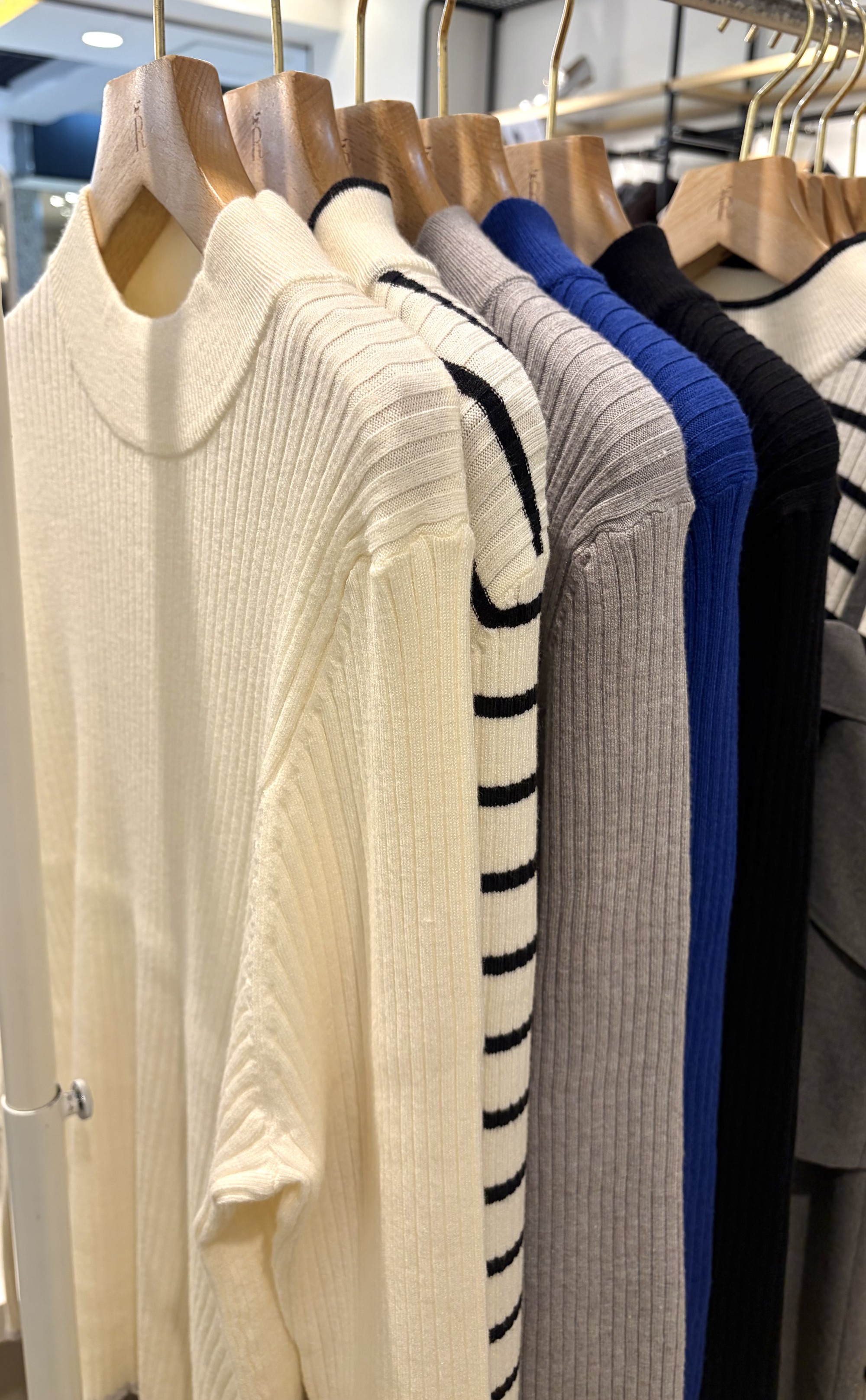 【縦ラインですっきり魅せる】ワイドリブニット