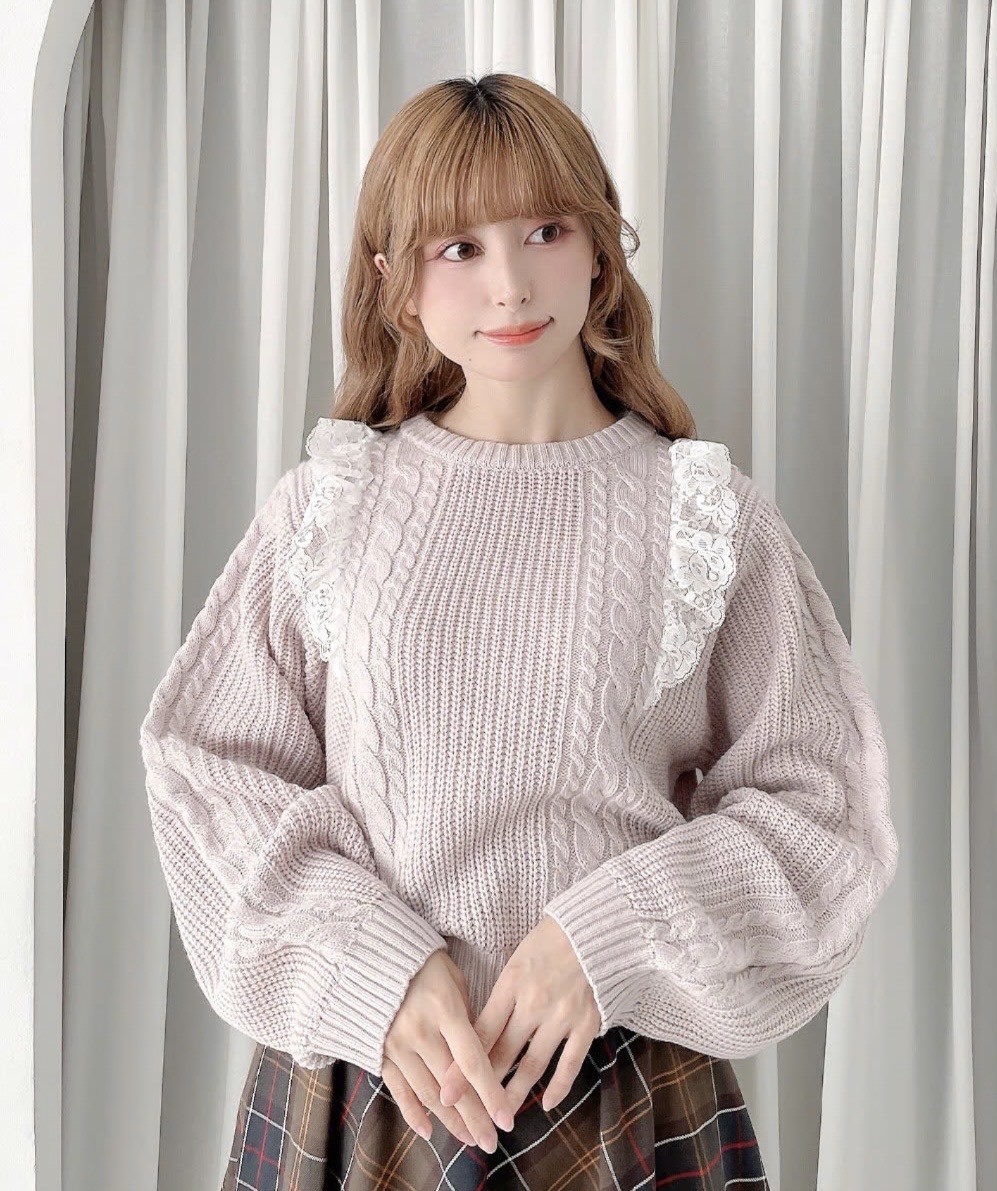 フロントのレースフリルがガーリーな印象のニットプルオーバー♡