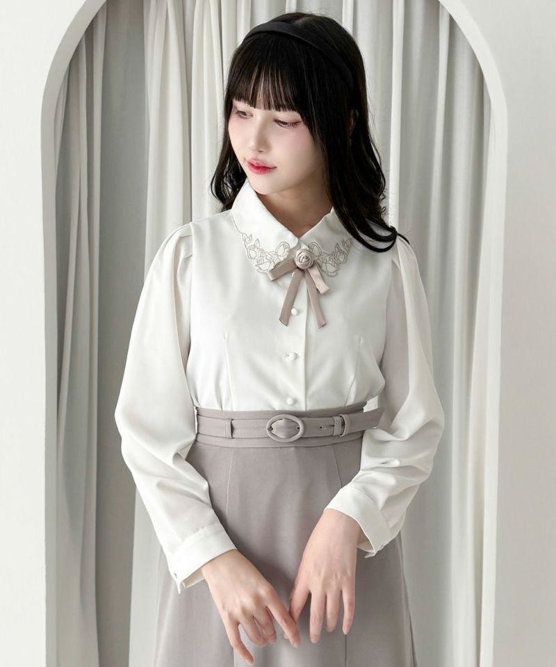 フロントのローズタイがとびきりクラシカルで目を惹くブラウス🌹