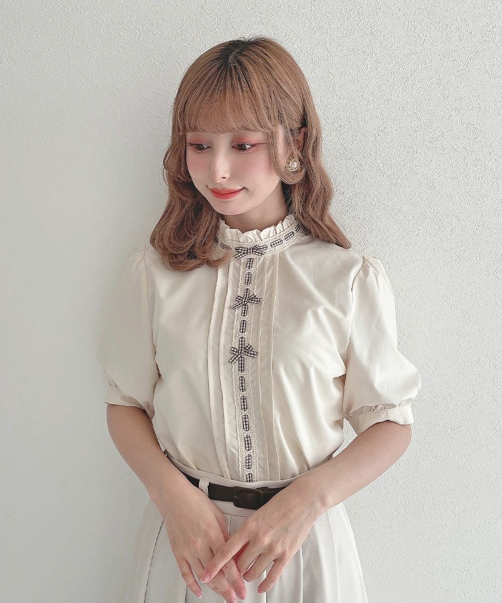 とびきりガーリーなはしごリボンとプチリボン使いが目を惹くブラウス。