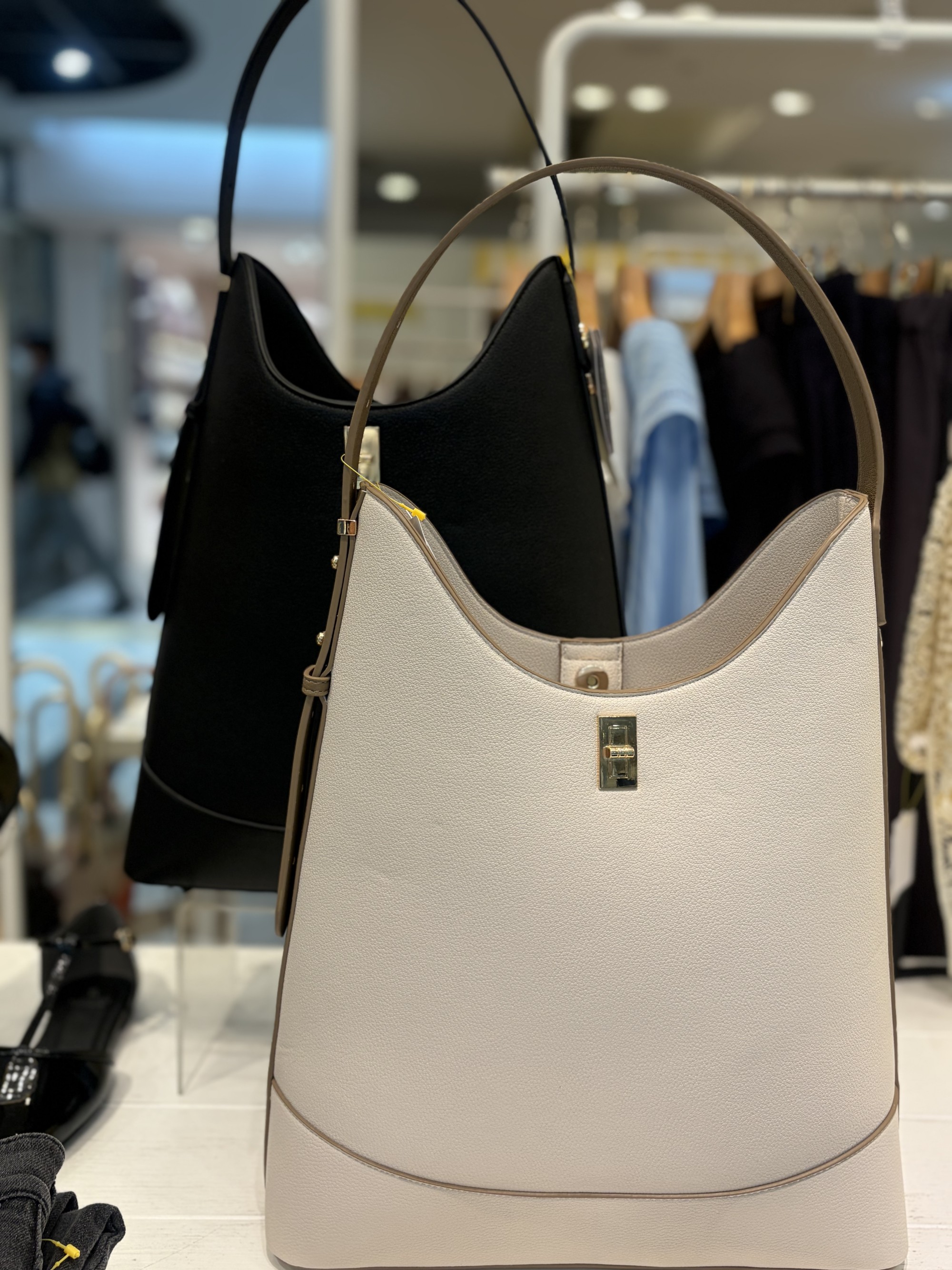 【荷物が多い日でも快適に持ち運べる軽やかな使い心地。】ショルダーバッグ