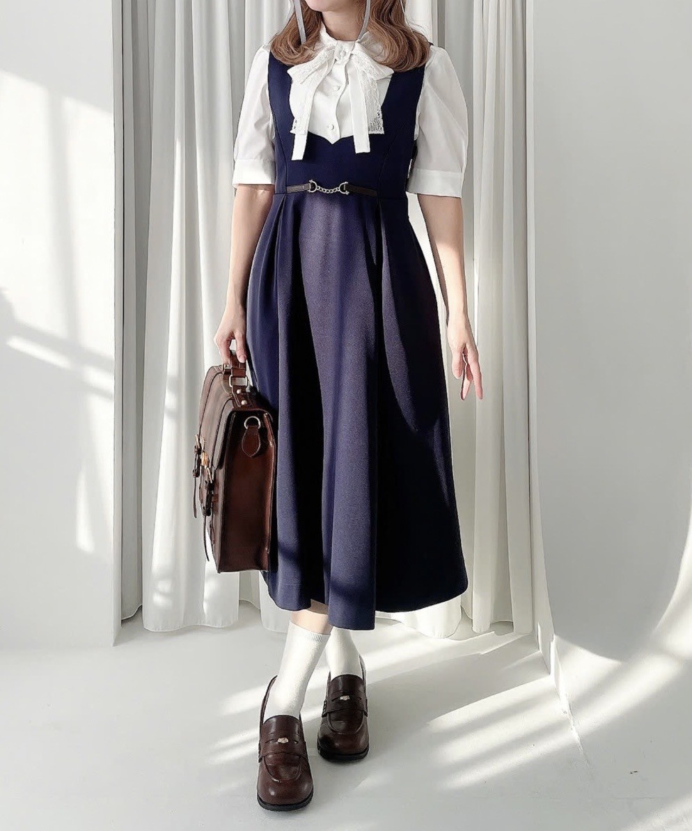 ウエストのチェーンビット使いがコーデを引き締めてくれるジャンスカ🫧