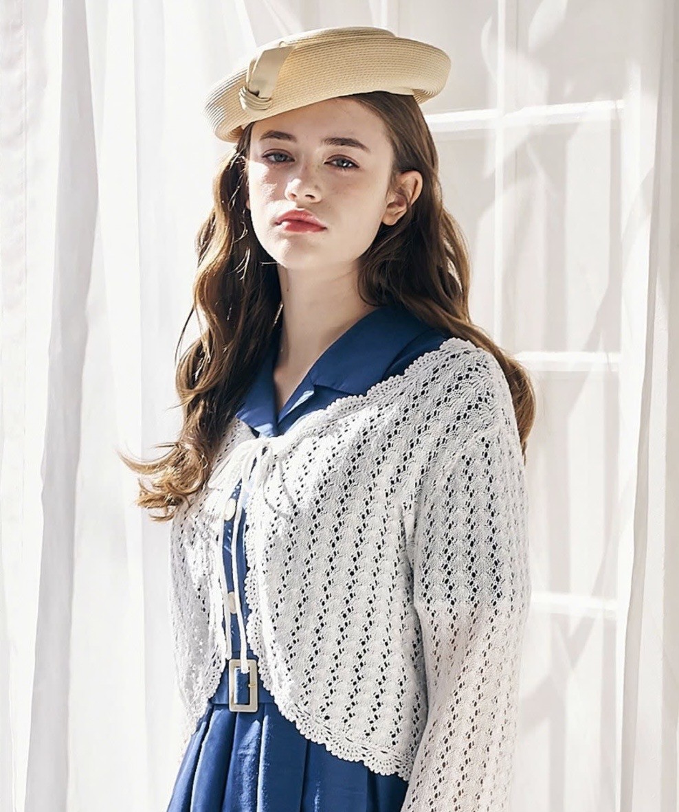 クロシェ風の透かし編みがヴィンテージライクなニットボレロ。