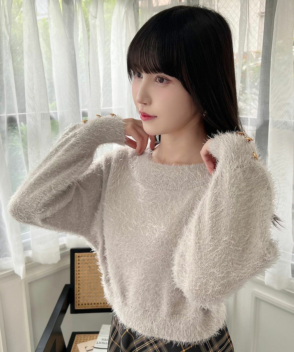 思わず触りたくなるようなふんわり柔らかなシャギー素材のニットプルオーバー🧶