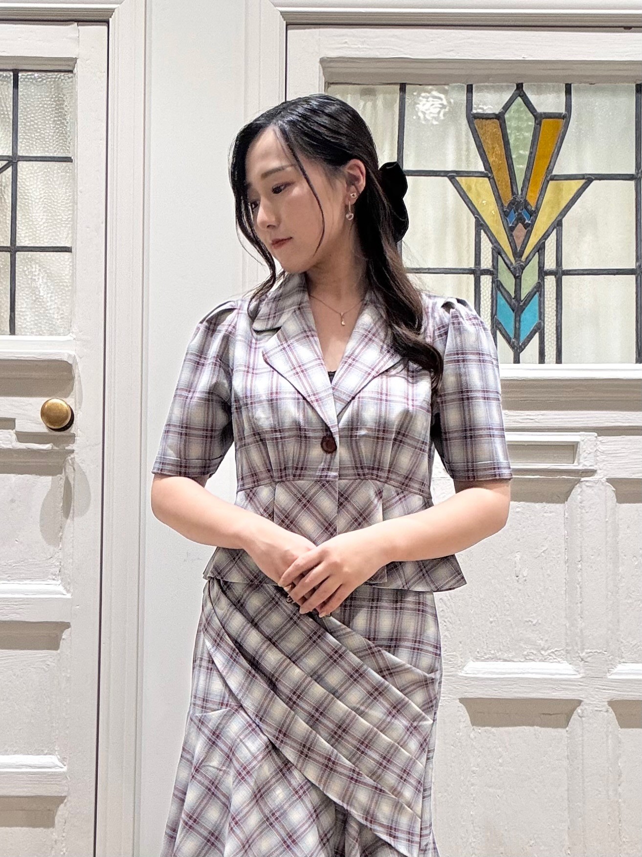 カラーチェックが目を惹くペプラムシルエットのジャケット🪻