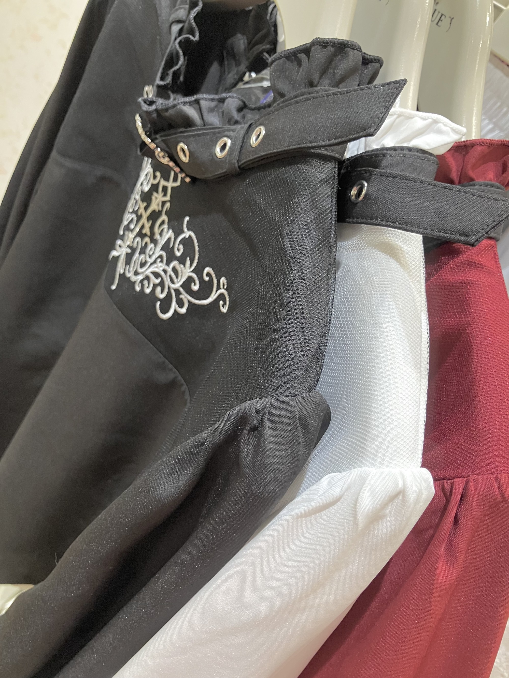 〘ベルト&刺繍が華やか〙ベルトデザイン刺繍ブラウス