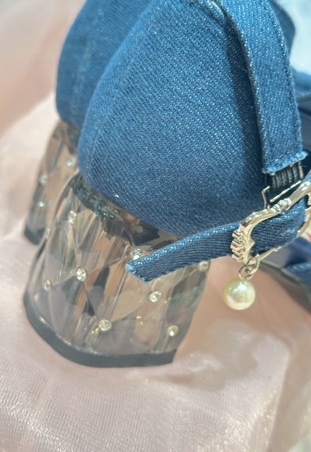 見えないところまでカワイイ苺柄サンダル