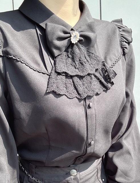 ガーリーコーデに欠かせないブラウス