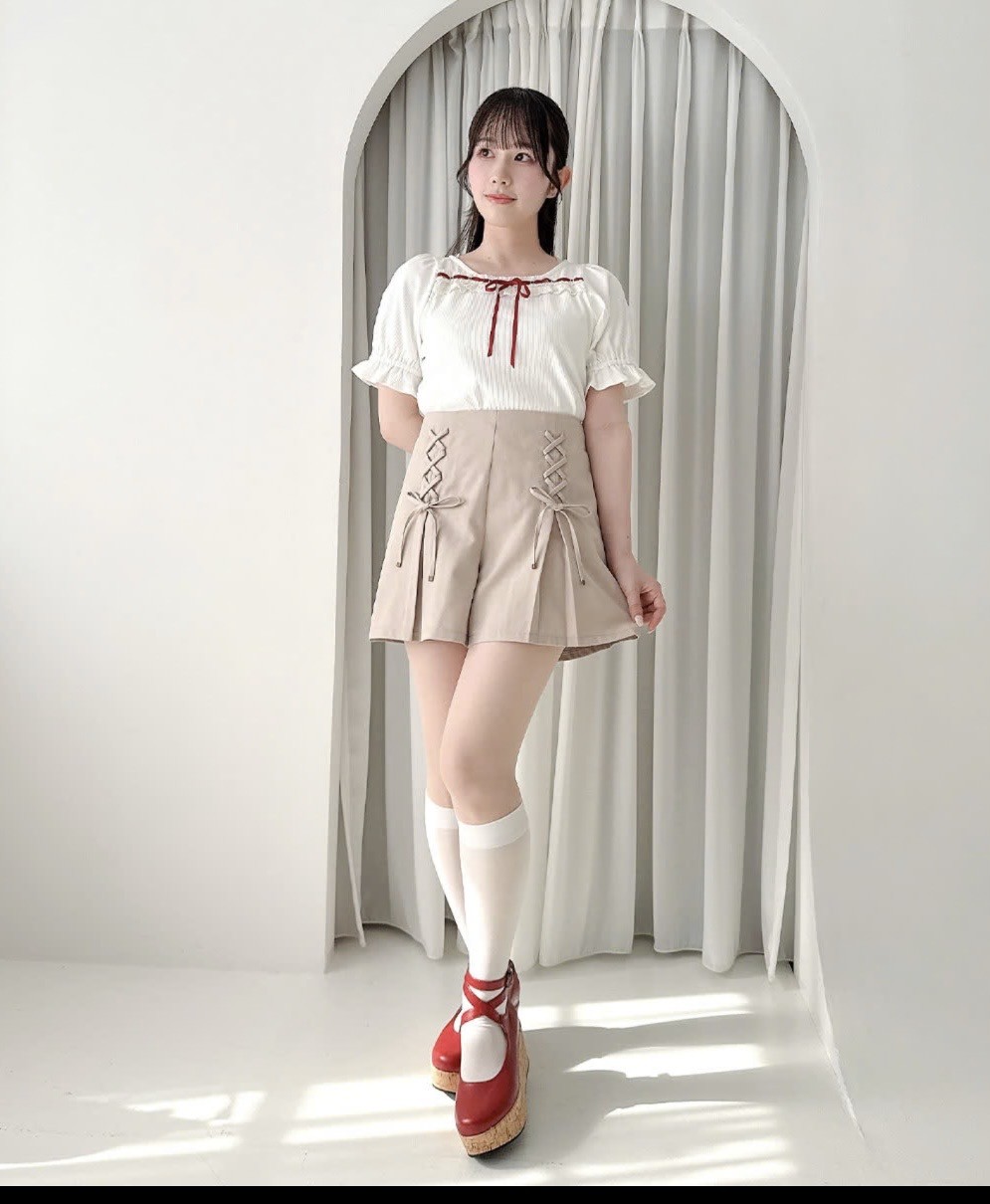 フロントのダブルレースアップが目を惹くショートパンツ♡
