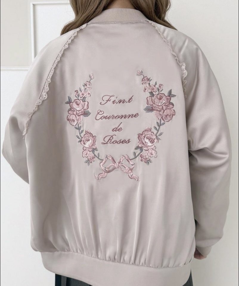 バックスタイルに施したローズアーチの刺繍が目を惹くブルゾン♡