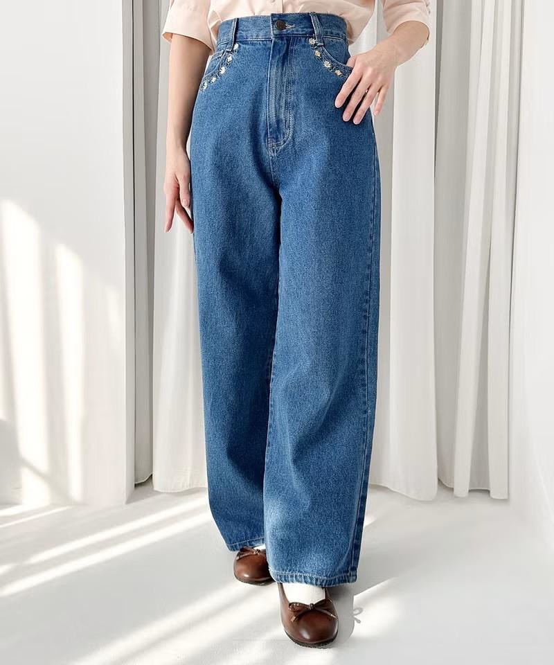 ポケット周りにあしらった小花刺繍がキュートなデニム♡