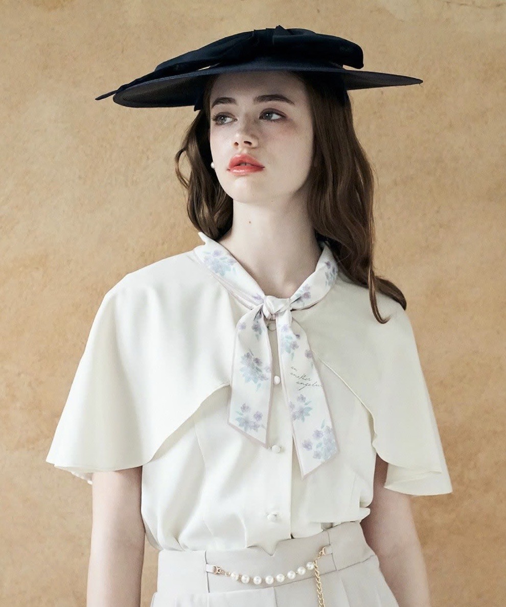 繊細な水彩タッチのスミレプリントがフェミニンなブラウス🐶