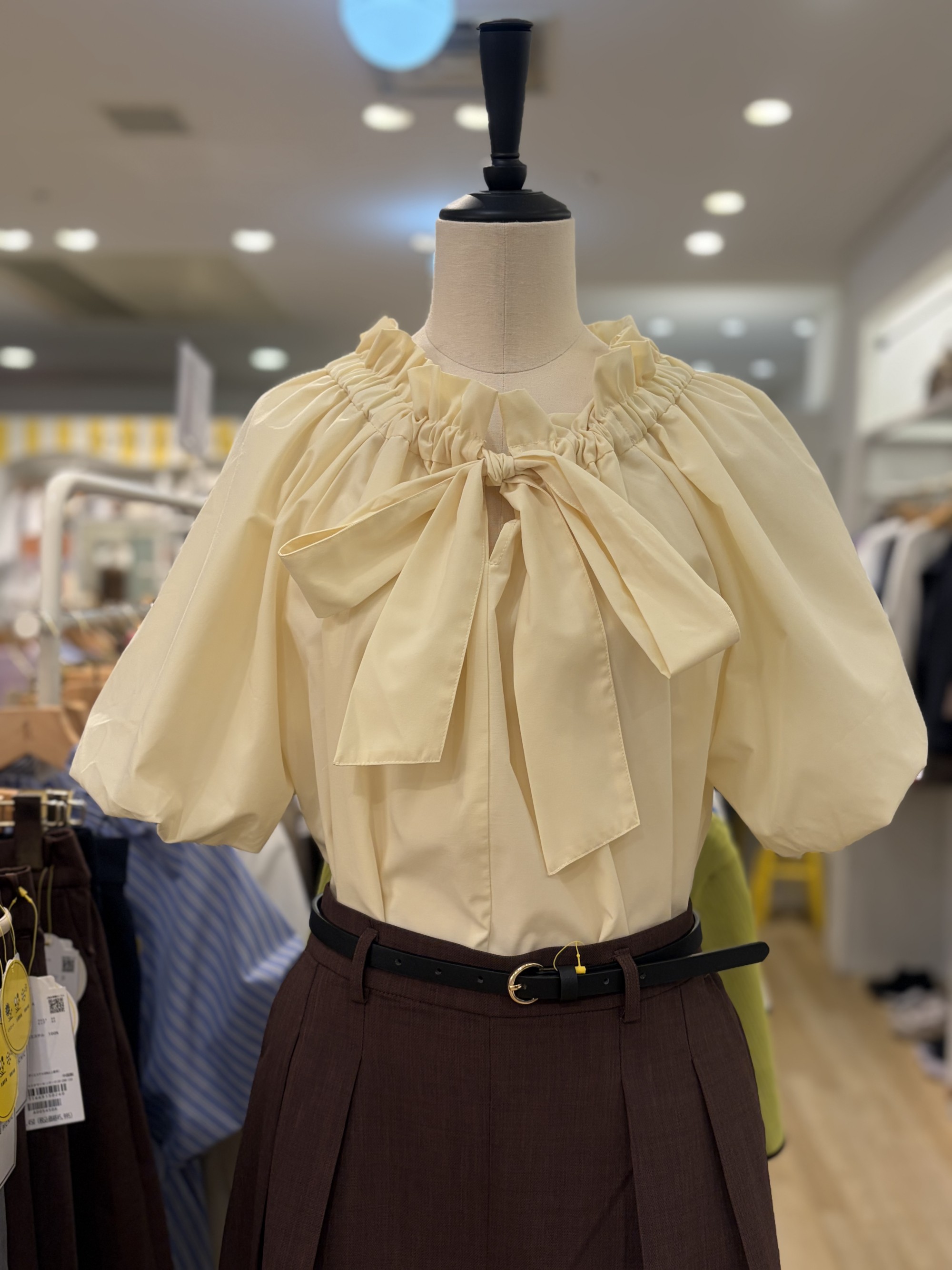 【襟元のフリルが顔周りを華やかに彩る】前後2WAYシャツ 