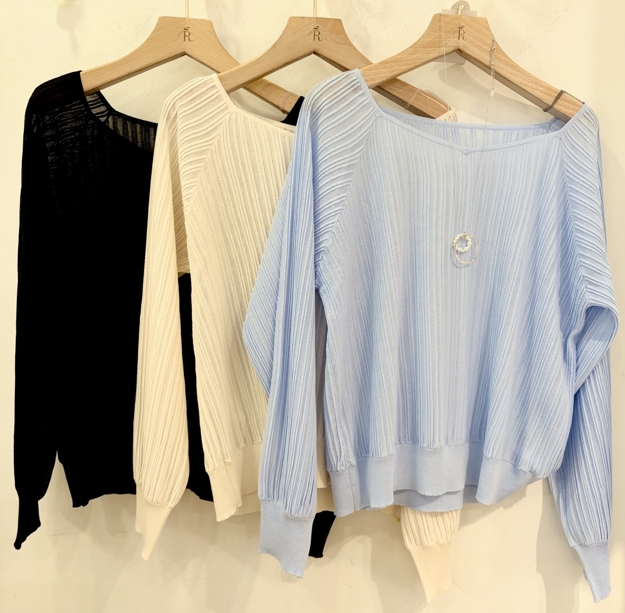 【上品なオフィススタイルが叶う】プリーツリブニット