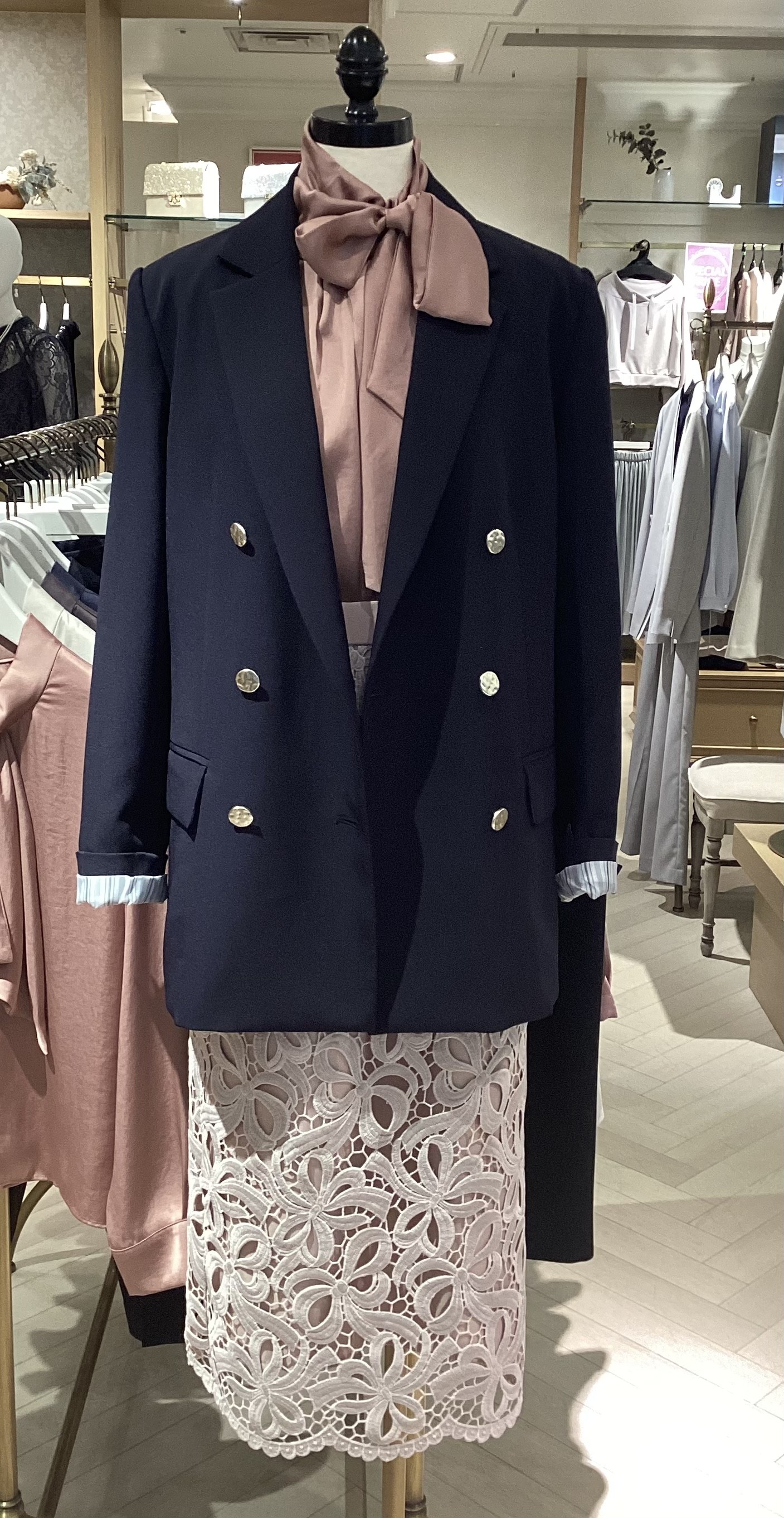 リボンレースが引き立つ華やかタイトスカート🎀