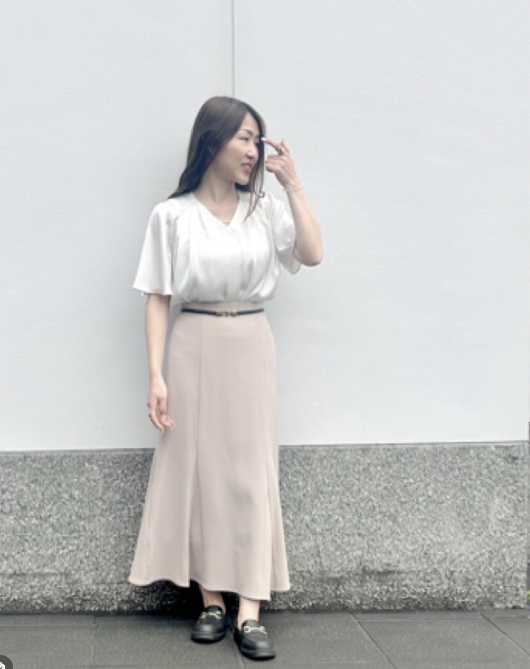 アクセいらずで華やぐヴィンテージサテンブラウス