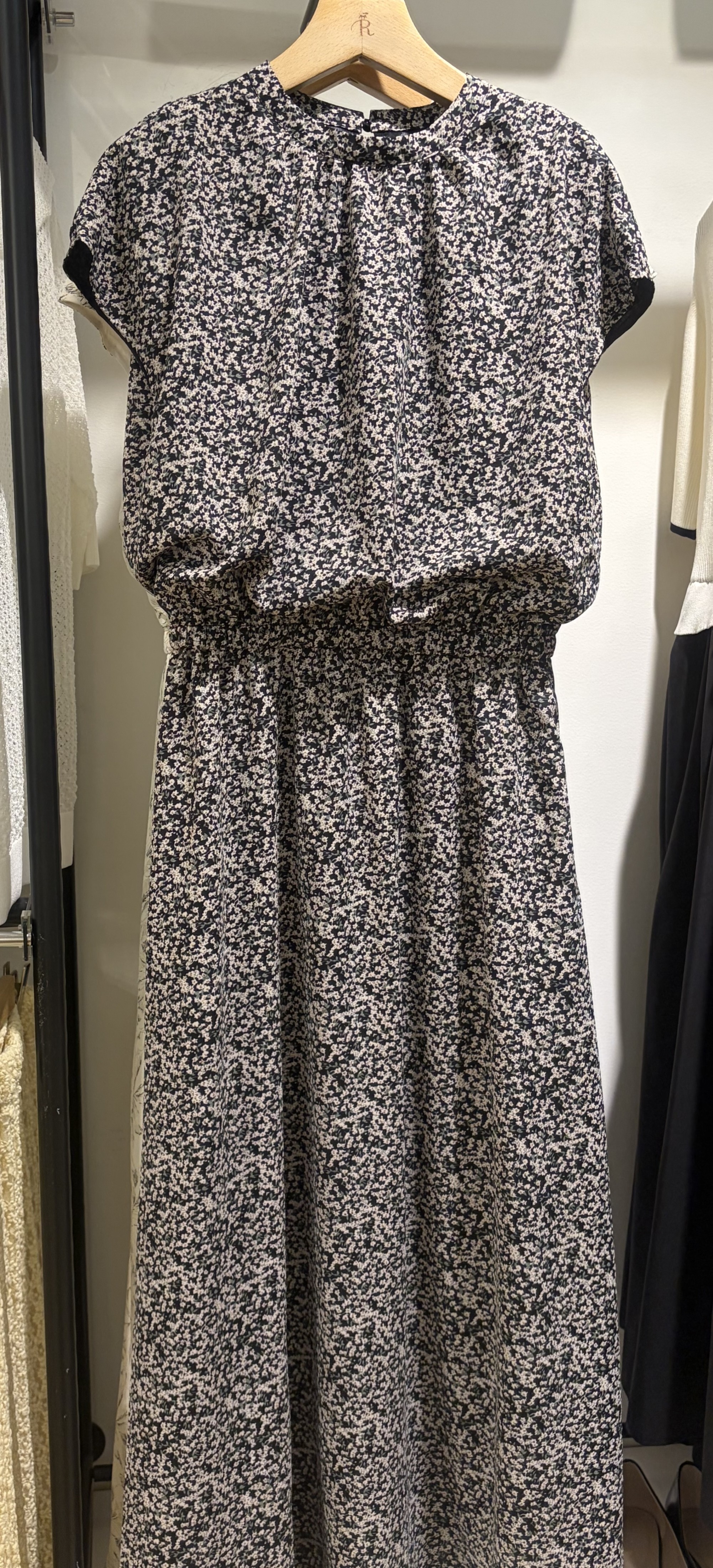 【軽やかに華やぐ、大人の美シルエット」ワンピース。