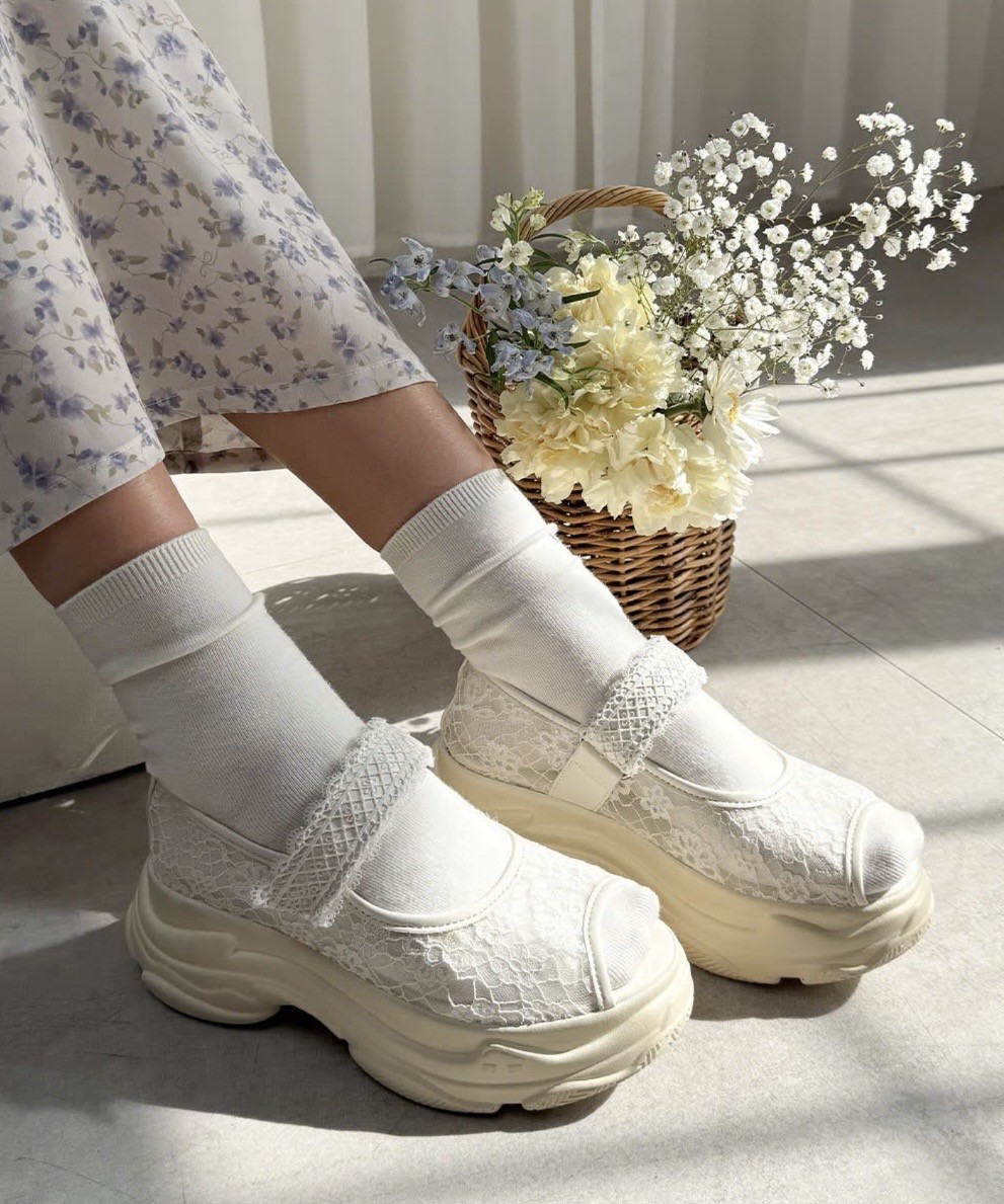 繊細なレース素材がガーリーかつ軽やかな印象のスニーカーサンダル🌹