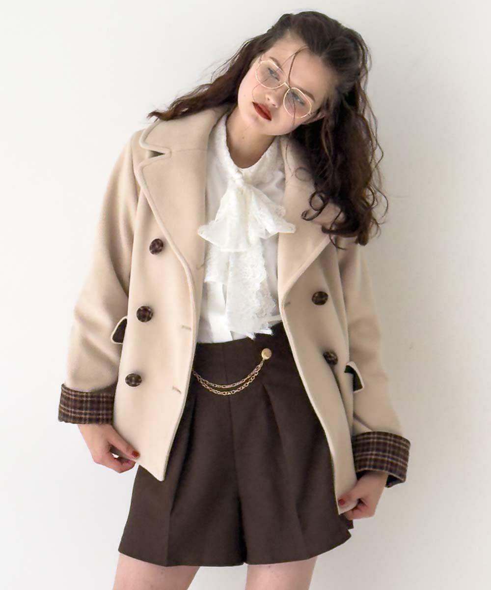 フロントのダブル釦とAラインのシルエットがプレッピーなコート💐
