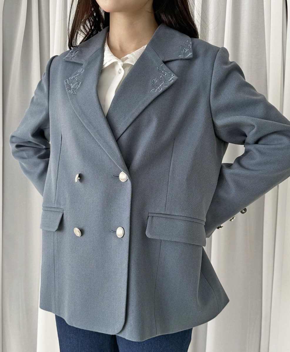 衿の繊細なローズ刺繍が目を惹くジャケット🥀