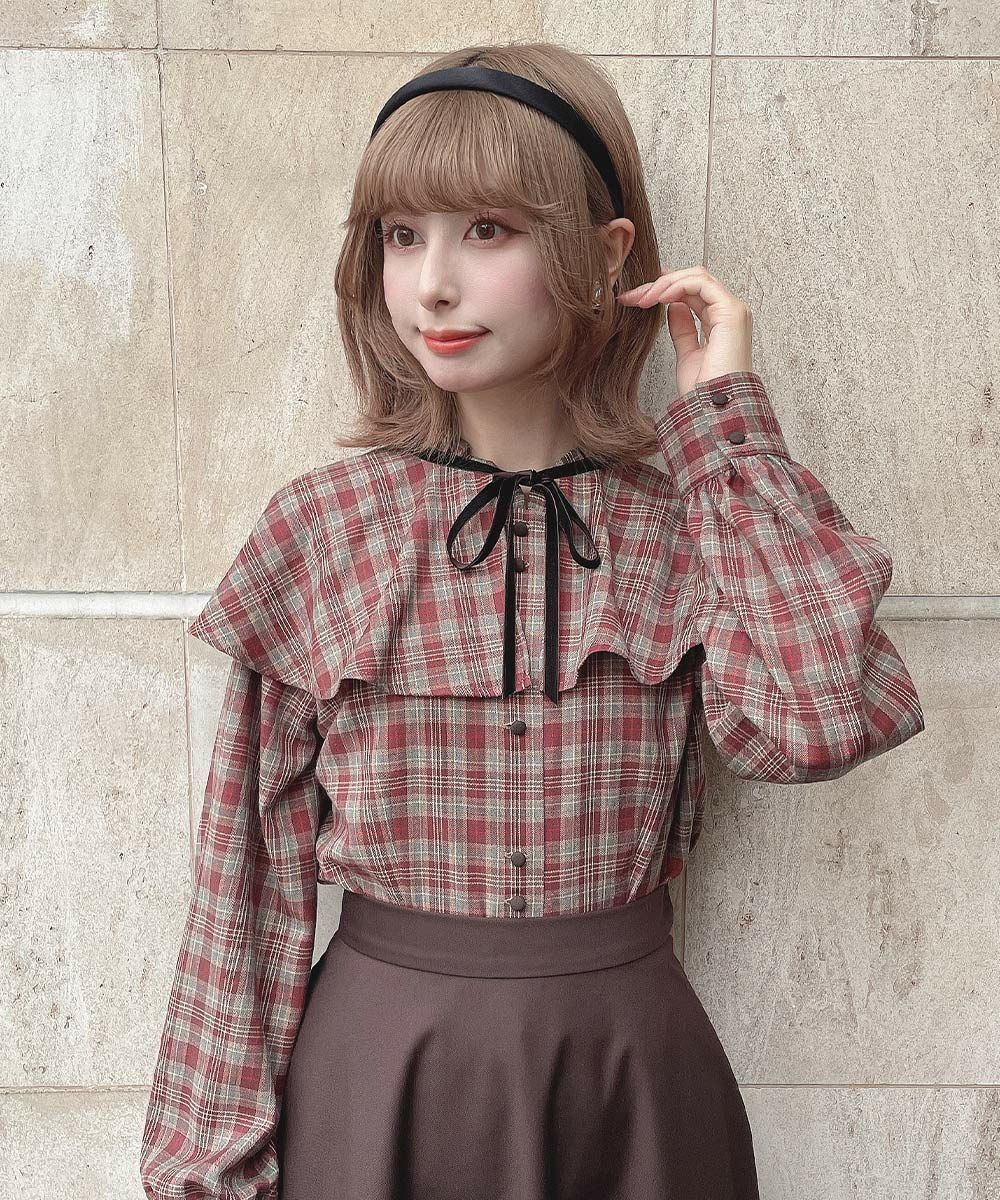 レトロなチェック生地で上品な着こなしを演出するケープ付きブラウス💐