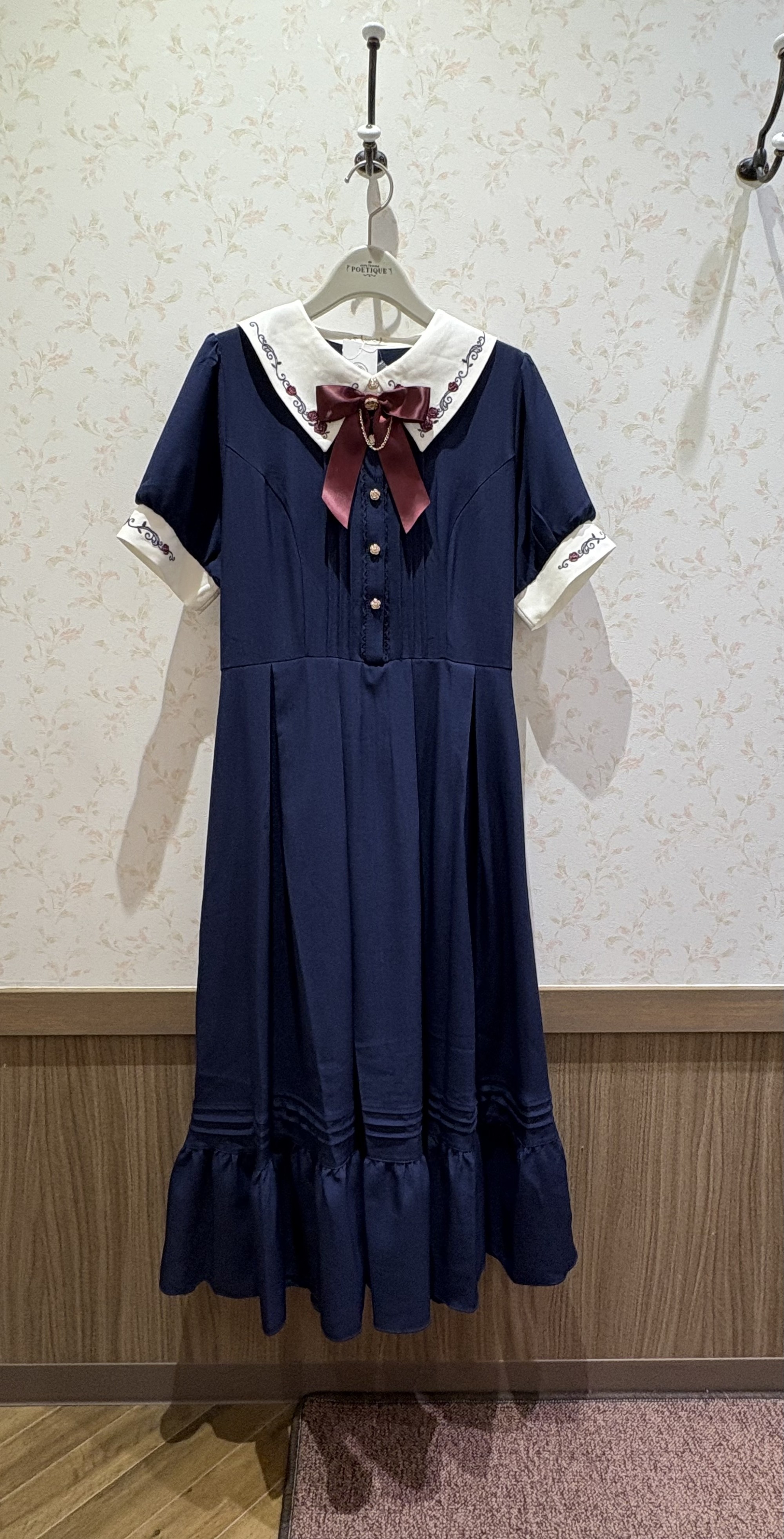 クラシカルなディテールを贅沢に詰め込んだ、上品な印象のワンピース
