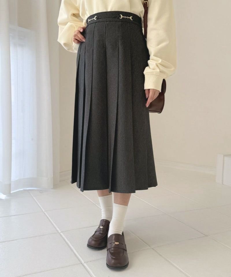 デニムライクな素材にビット使いが上品に効いたプリーツスカート🌼