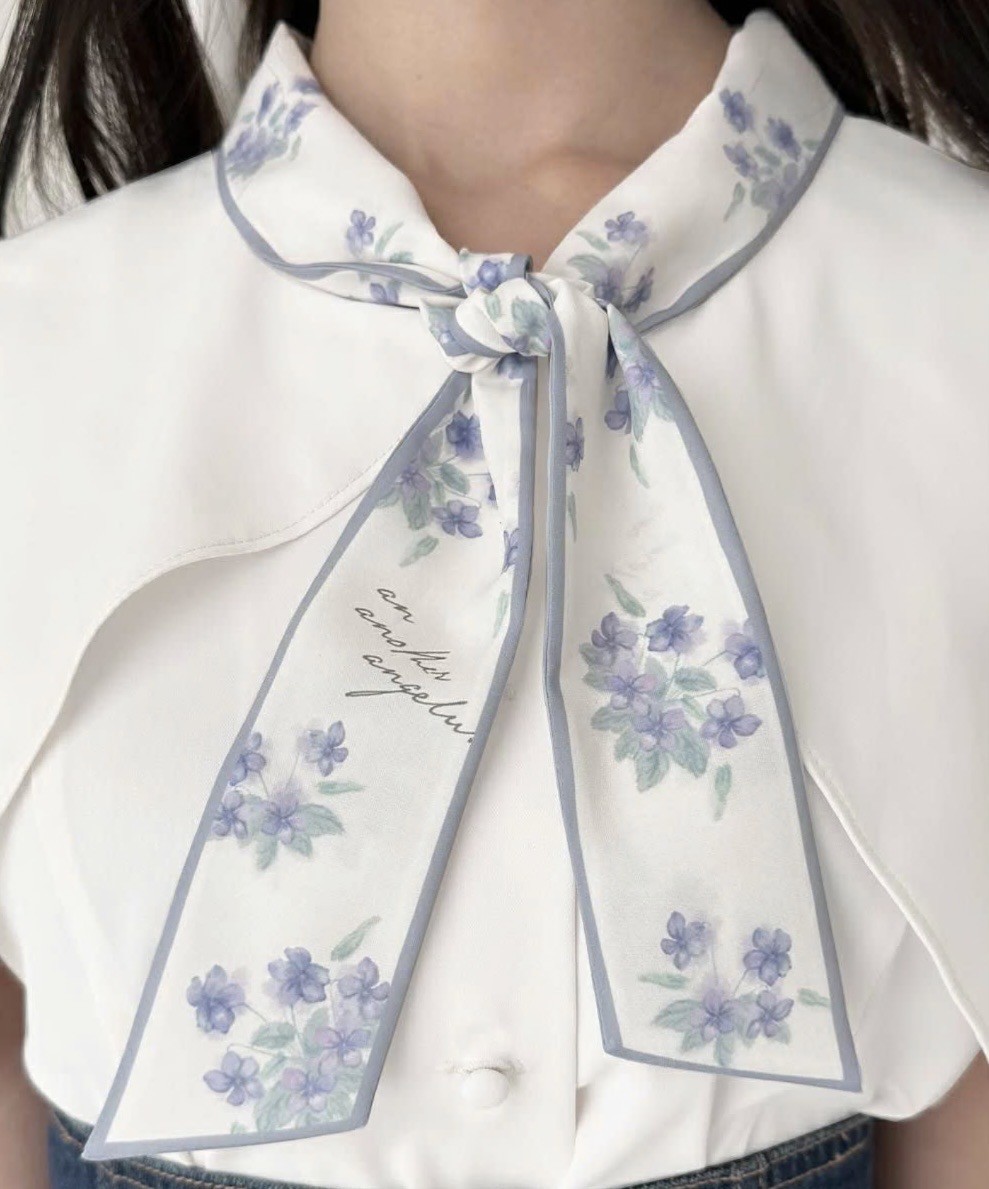 繊細な水彩タッチのスミレプリントがフェミニンなブラウス🐶