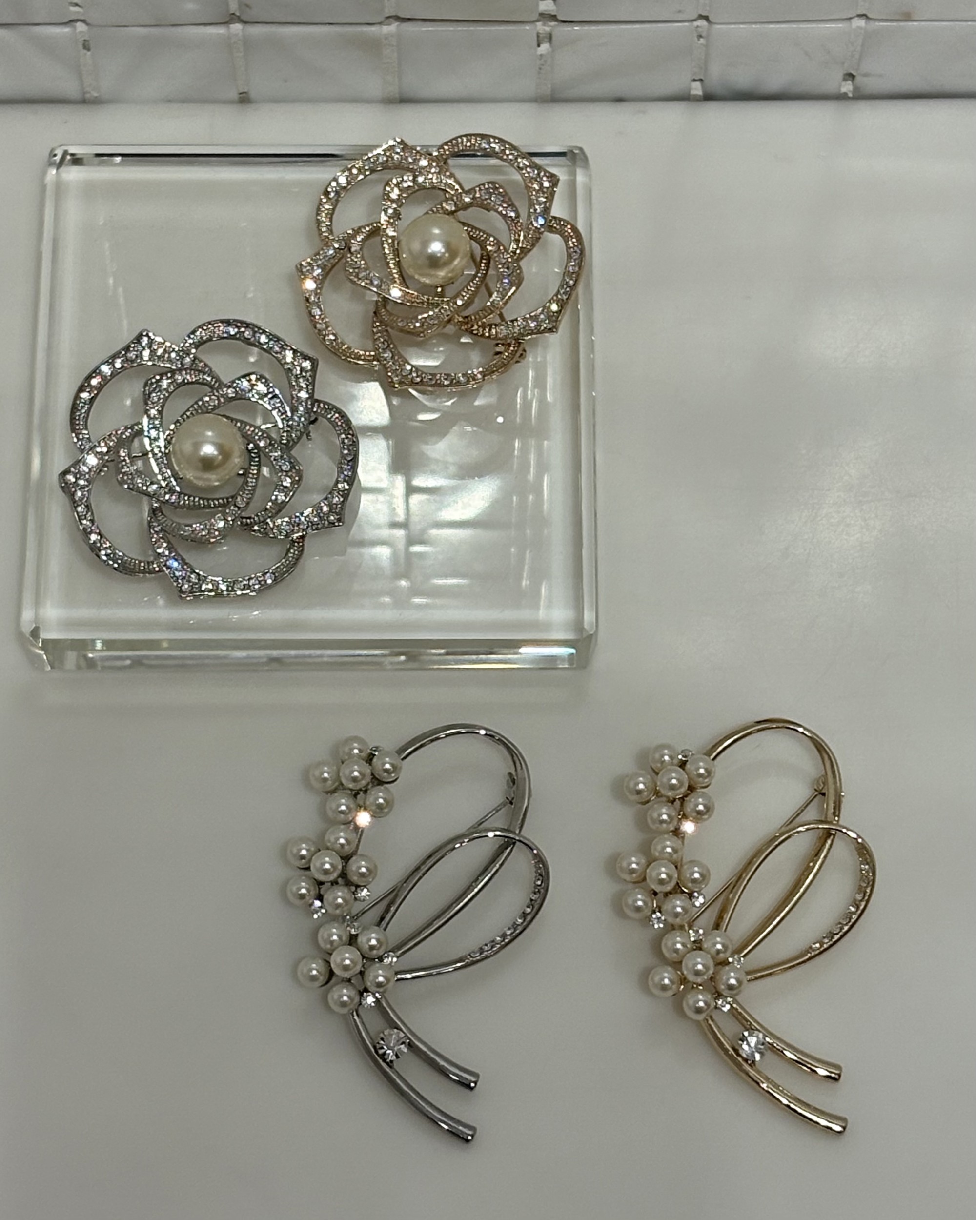 華やぎを添える、上品ブローチ