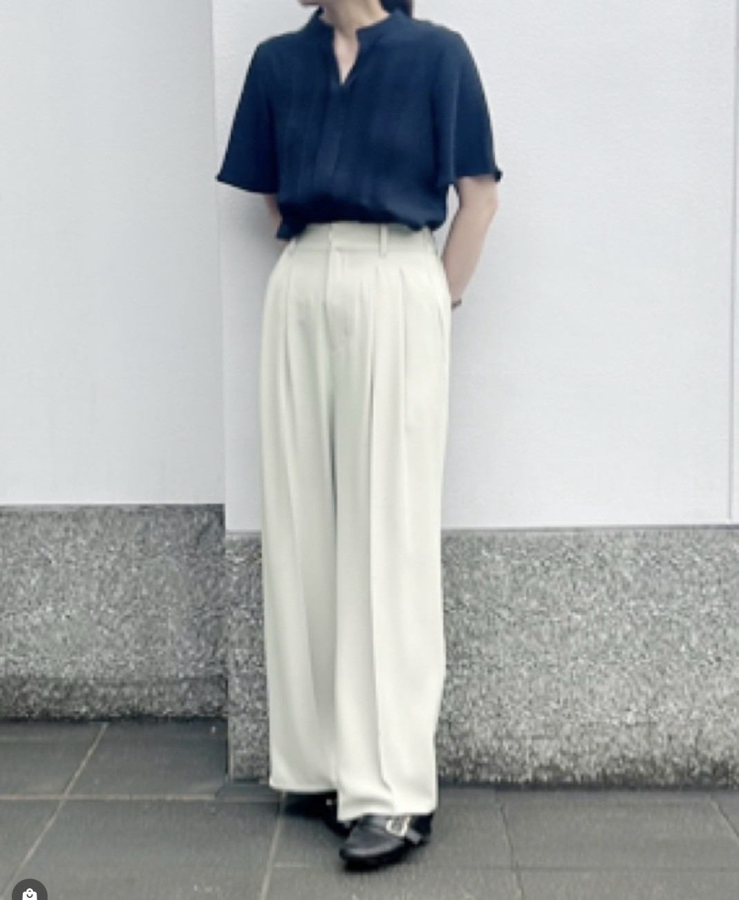 トレンドのピンタックが映えるハンサム顔ブラウス