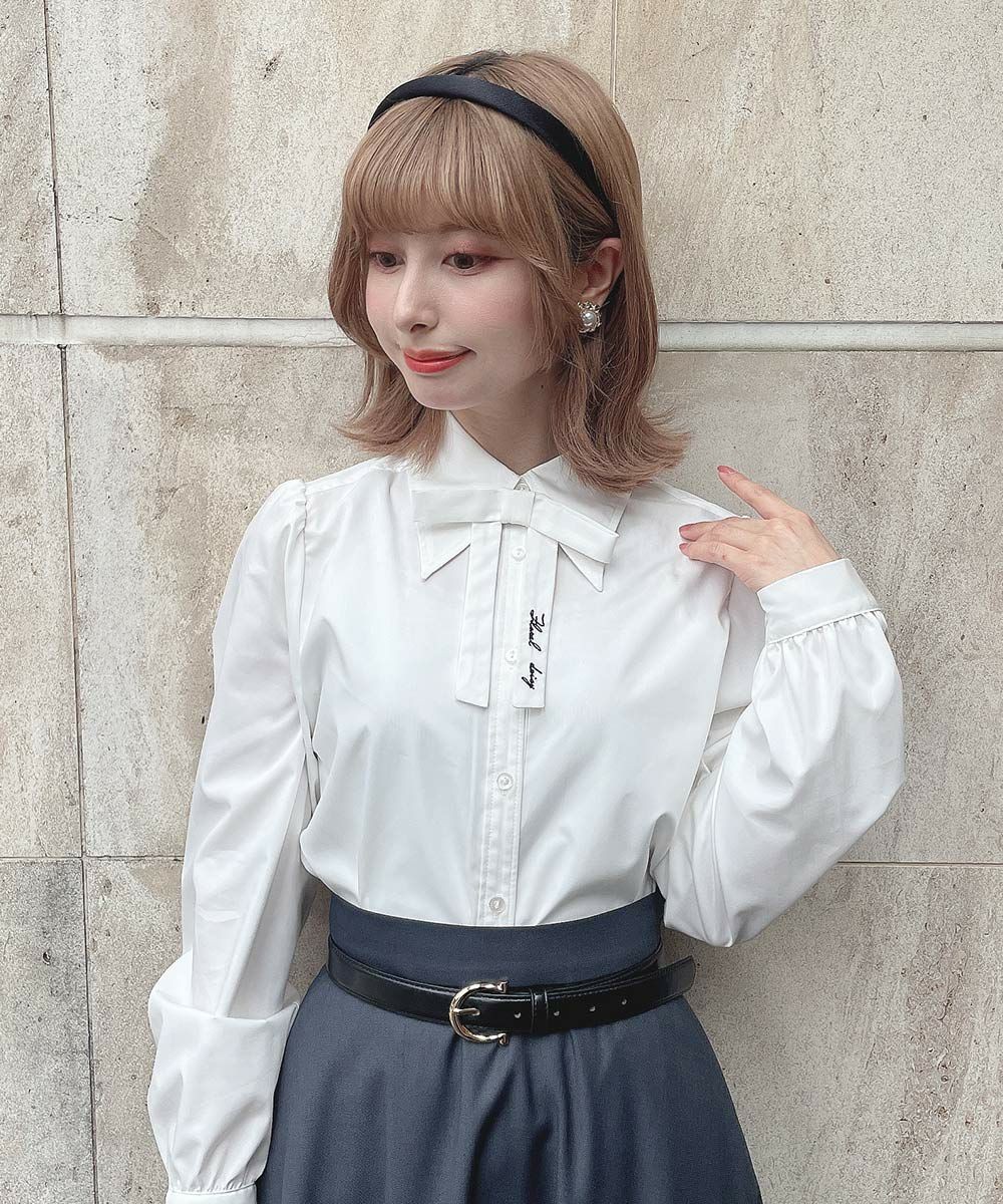 先が長いレトロな形の衿がアクセントになったシャツ🥀