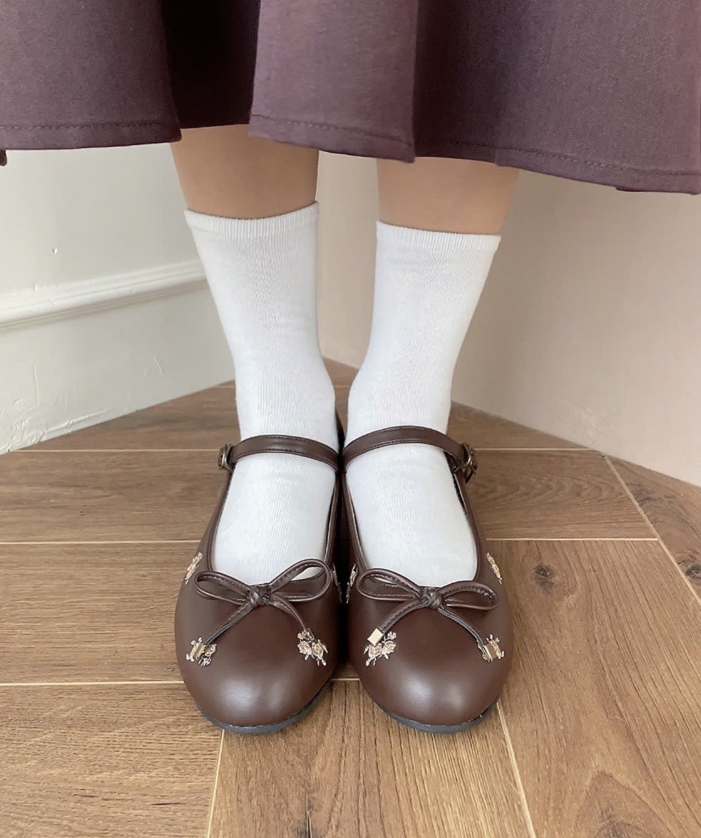 プチローズの刺繍がレトロで目を惹くバレエシューズ。