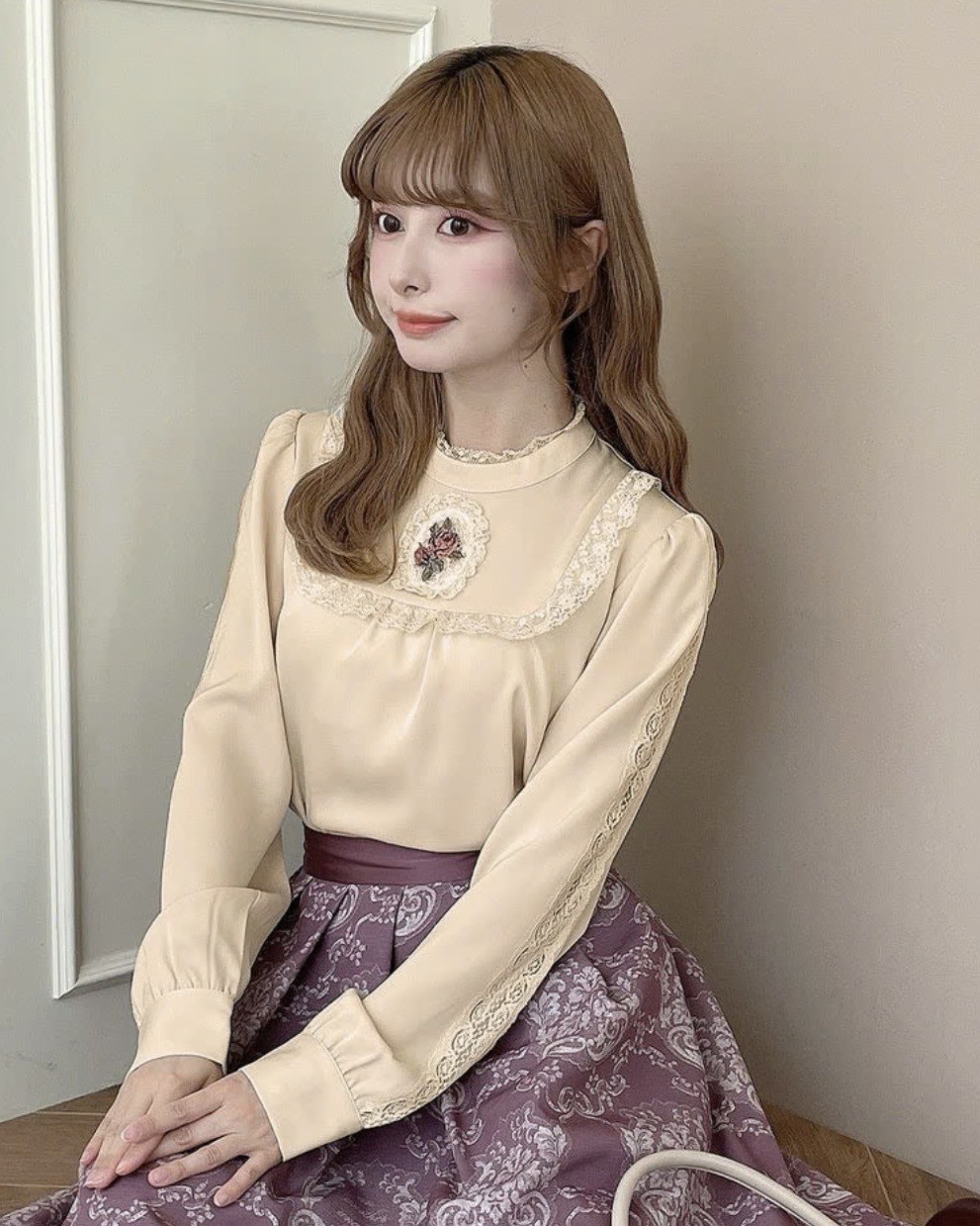 フロントのローズ刺繍がとびきりクラシカルなブラウス🌹