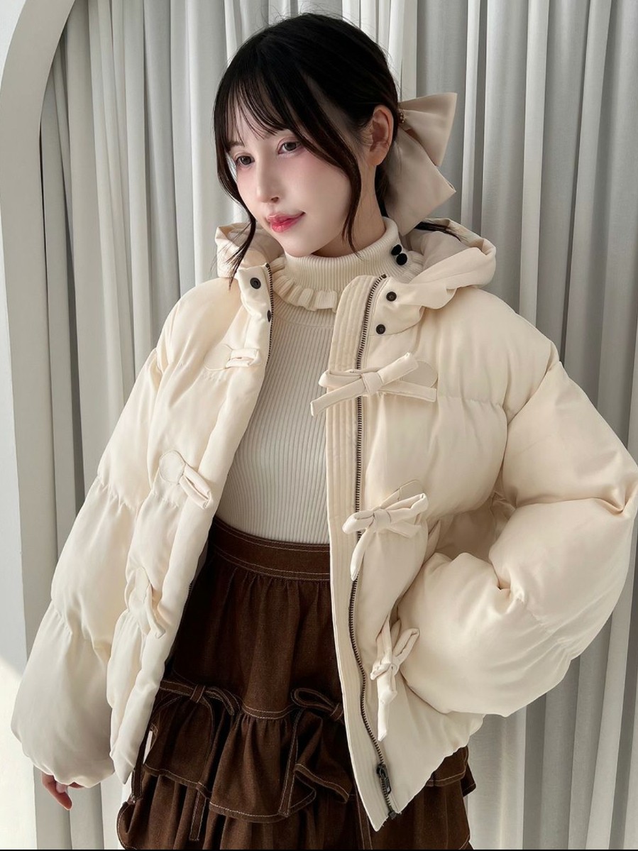 リボンモチーフが釦の代わりになった、キュートなダッフルコート❣️