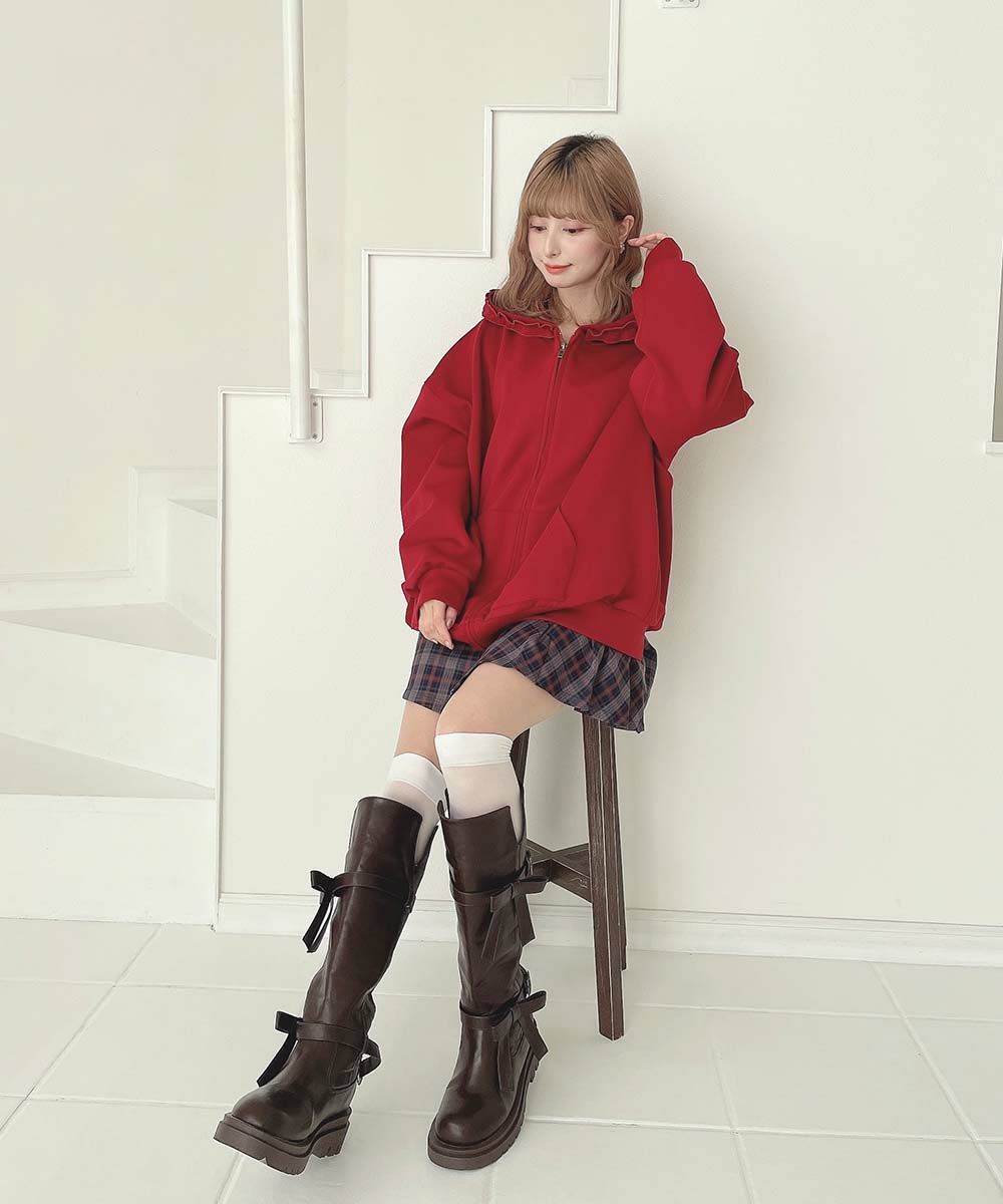 バックスタイルに施したリボンのロゴがキュートで目を惹くZIPパーカー♡