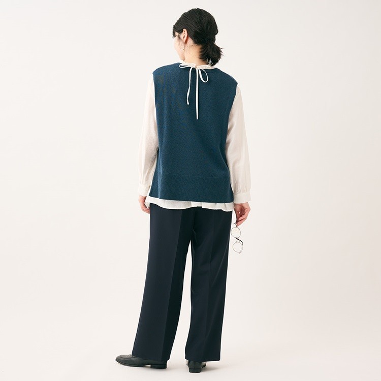 柔らかな手触りの薄手のニットベスト