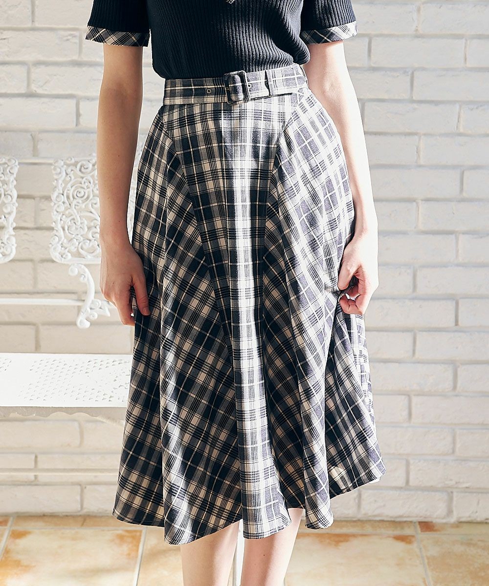 フレアーたっぷりの美シルエットが目を惹くチェックスカート。