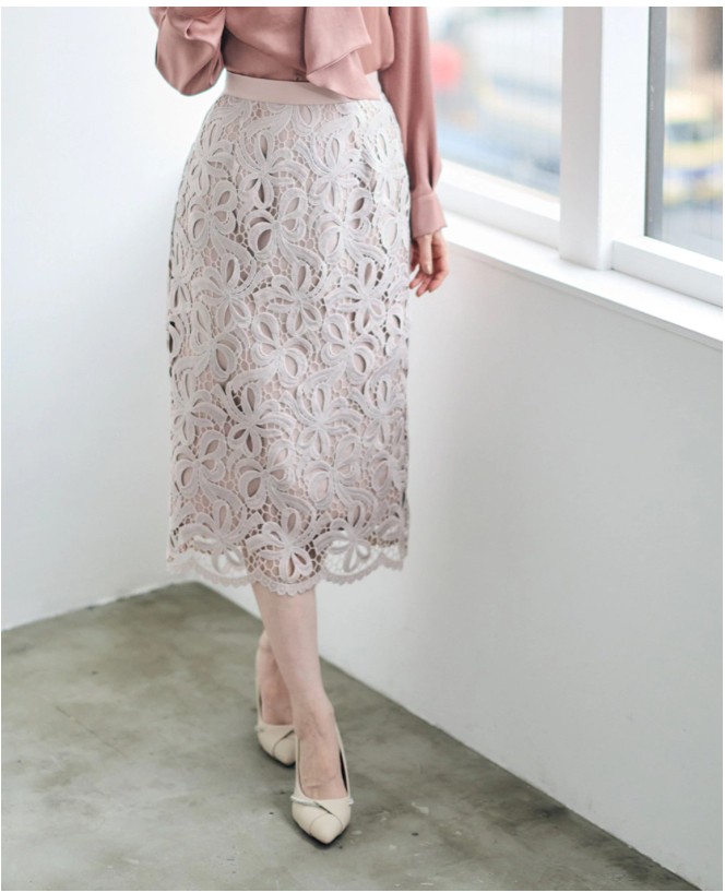 リボンレースが引き立つ華やかタイトスカート🎀