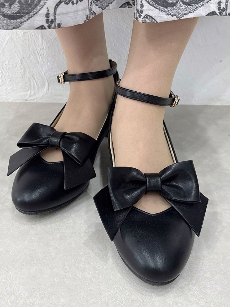 存在感のあるリボンが目を惹くクラシカルなパンプス🌹