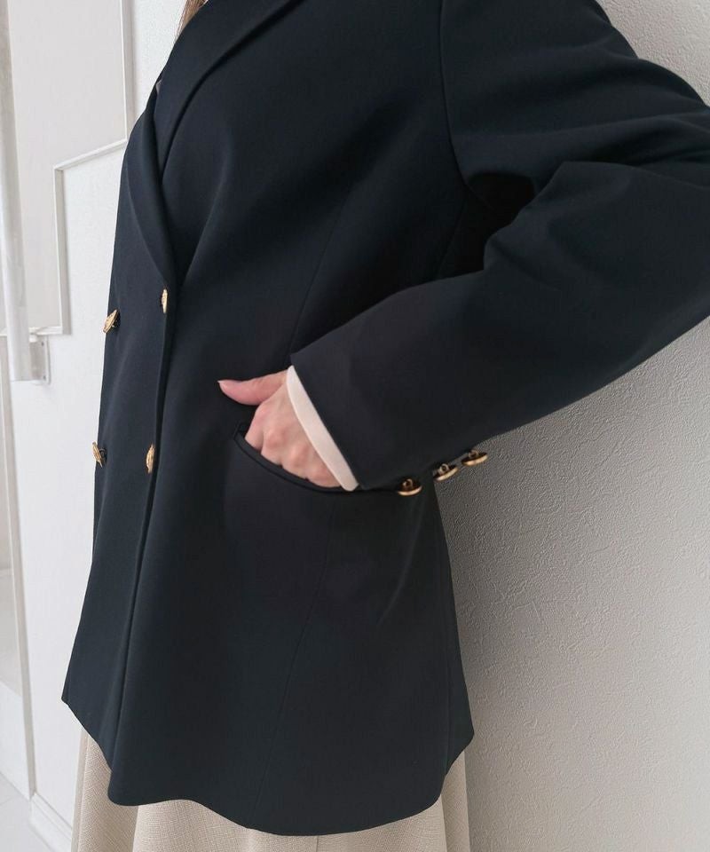 ゴールド釦をあしらったクラシカルなダブルジャケット。