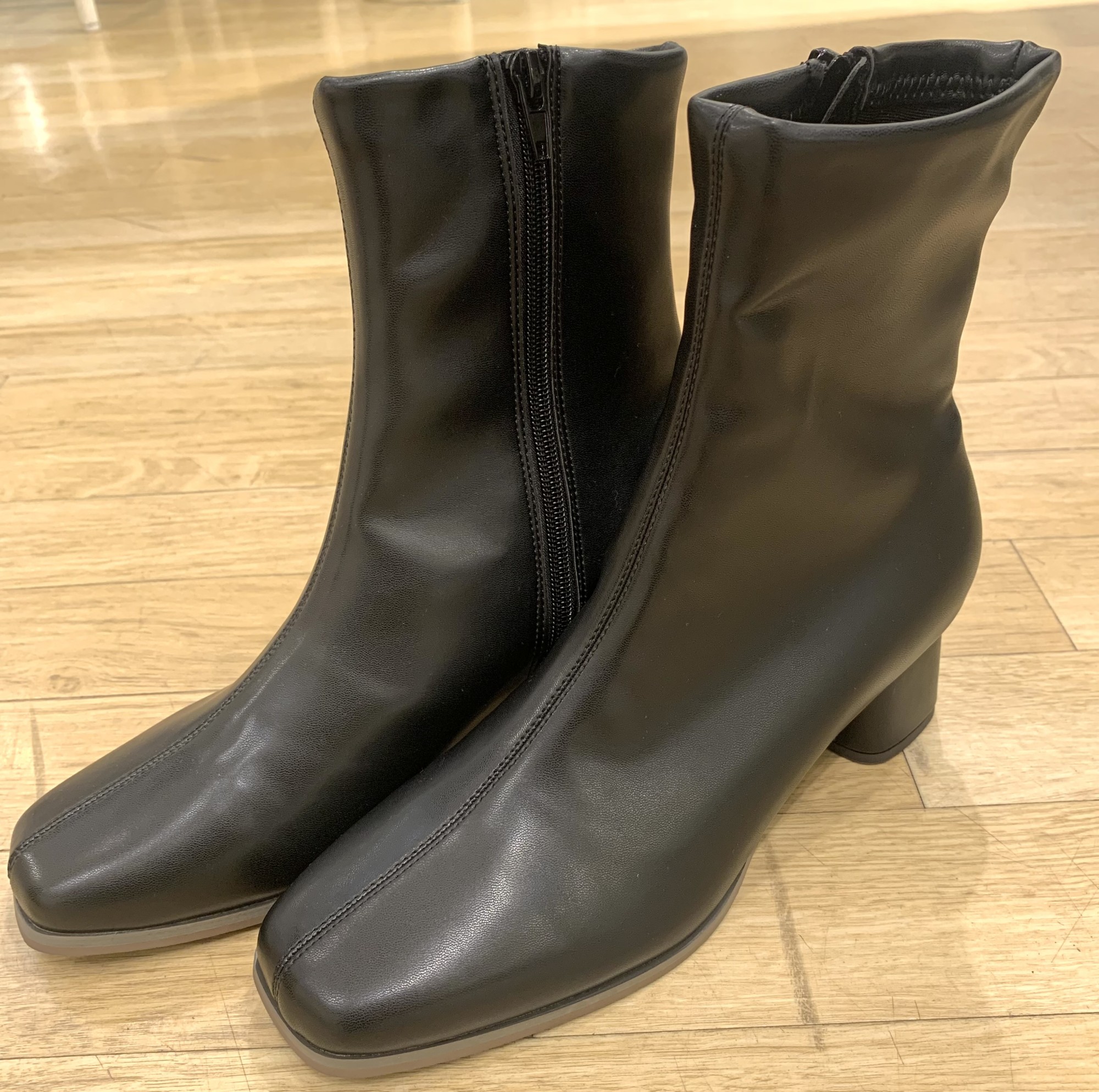 【シンプルで使いやすい】スクエアトゥブーツ