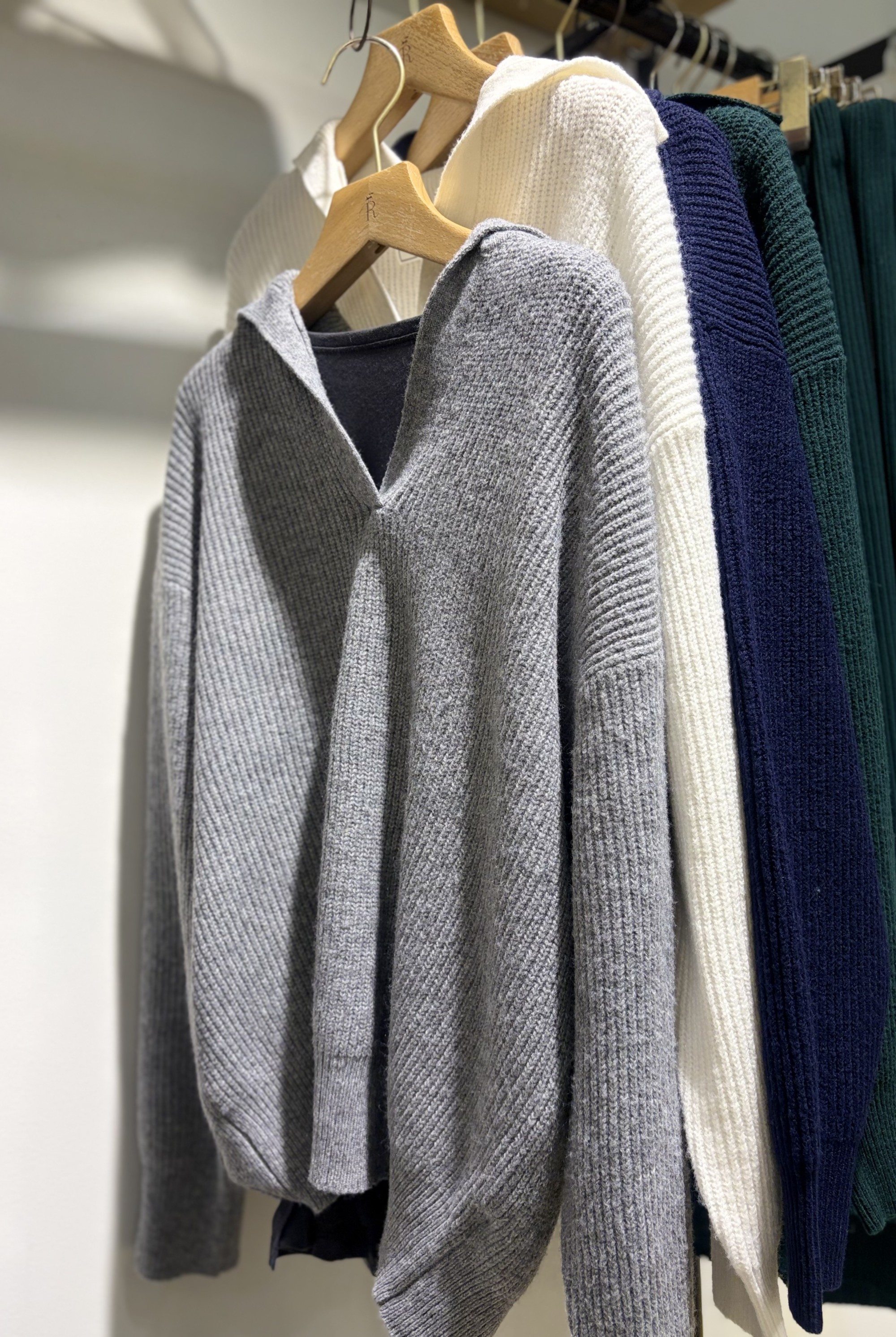 【コクーンシルエットで体型カバー】スキッパーニット