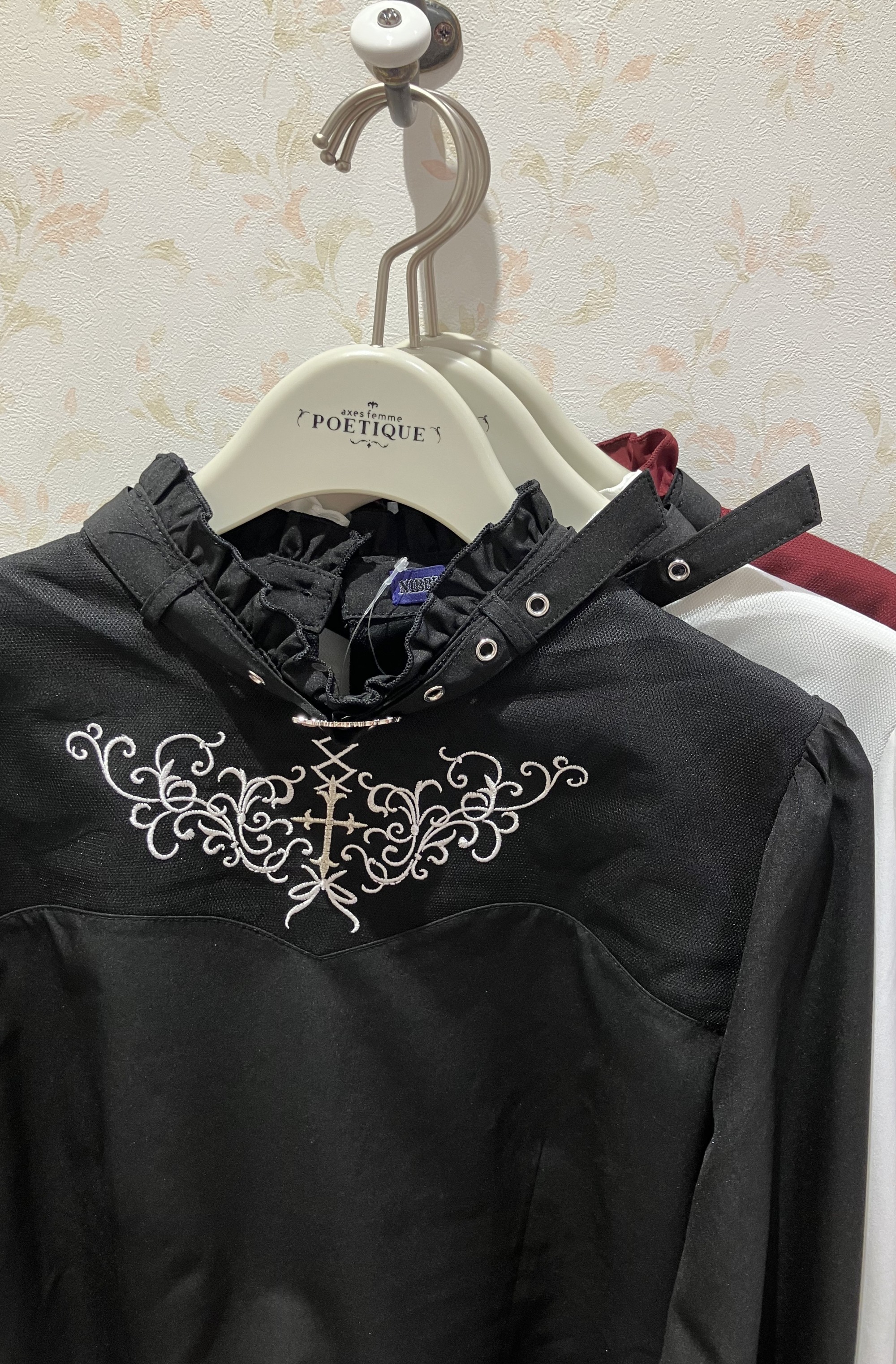 〘ベルト&刺繍が華やか〙ベルトデザイン刺繍ブラウス