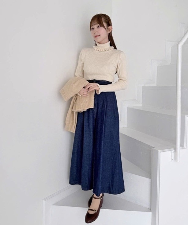 フロントに6つ並んだオリジナルの釦が目を惹くワイドデニムパンツ✨